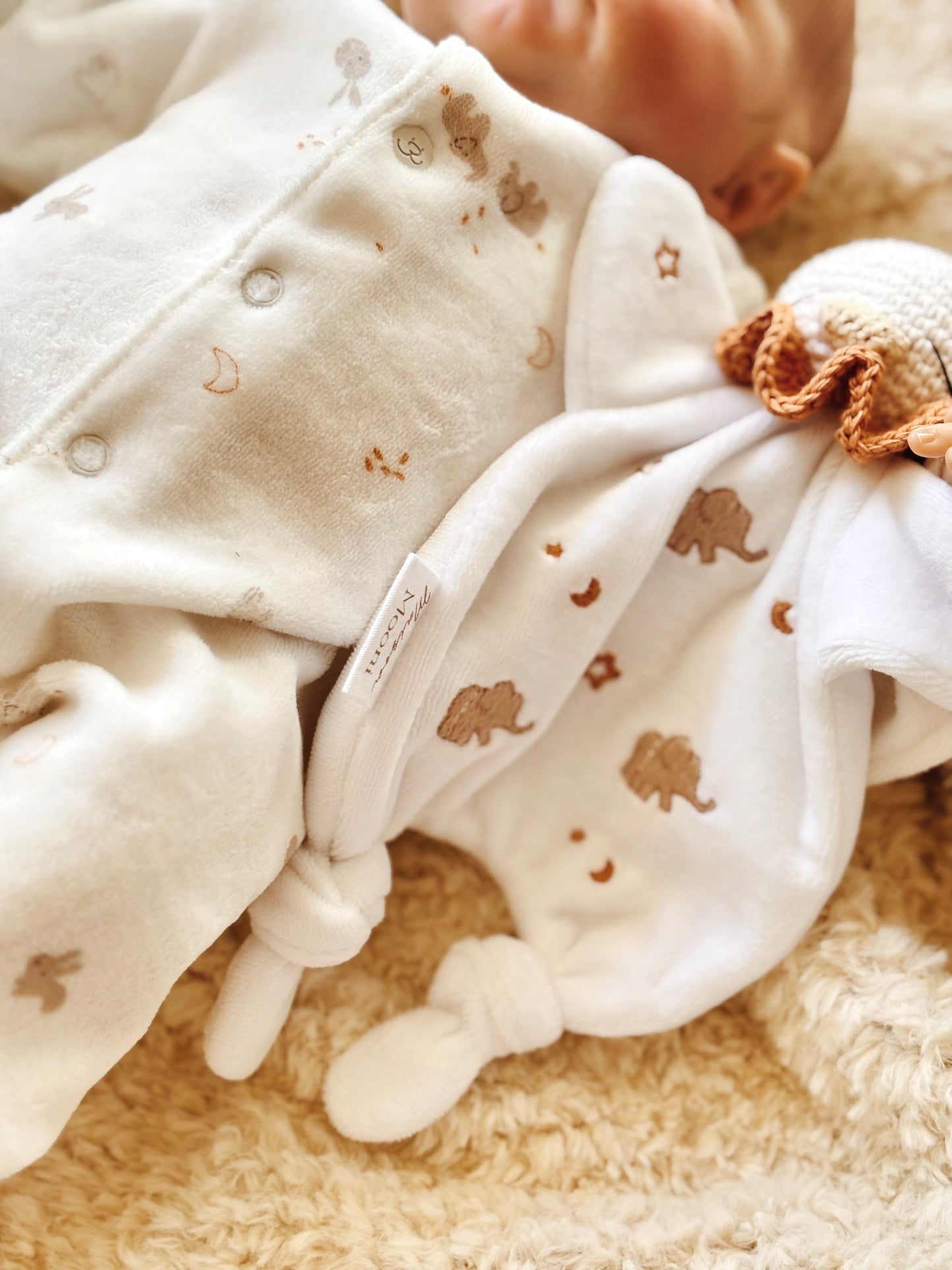 Doudou oie à motifs « Éléphants »
